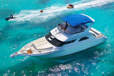 Deluxe Yacht 48FT with FlyBrige Rental in Cancun - The Yacht Layout: Two Floors, Shade, and Easy Sunbathing
