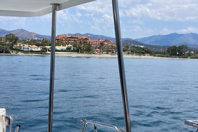 Dolphin trips on a catamaran - Swimming Time in High Seas: When It Works and When It Doesn’t