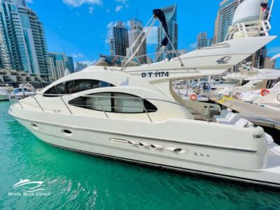Dubai: Azimut 42 Feet Private Luxury Yacht Cruise - Royal Blue Coast Yachts Rental and the first minutes onboard
