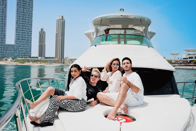 Dubai Marina 1hr Yacht tour with Drinks - Staff and Service: Friendly Help Makes the Hour Feel Worth It
