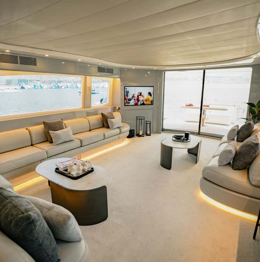 Dubai Marina: Luxury Yacht Tour with Breakfast or BBQ Option - Food and Service: The Good Stuff (and the Occasional Quirks)