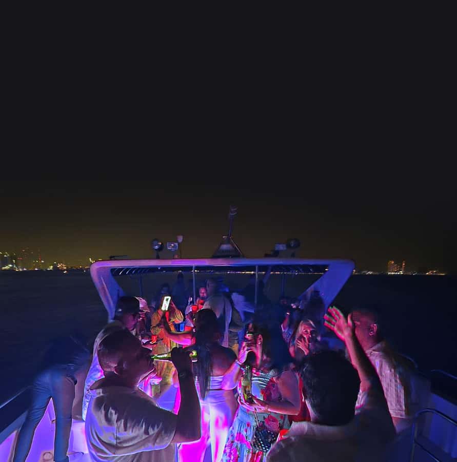 Dubai: Marina Yacht Party with BBQ, Unlimited Drinks and DJ - Check-In and the Air-Conditioned Waiting Lounge
