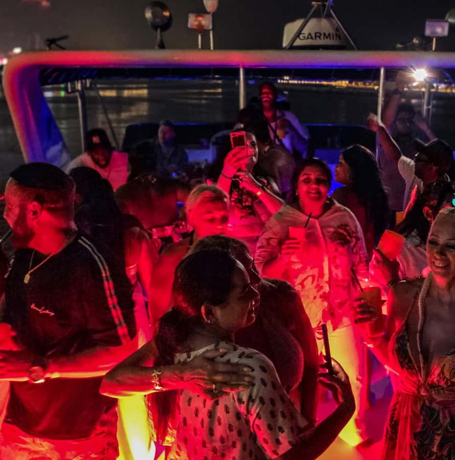 Dubai: Marina Yacht Party with BBQ, Unlimited Drinks and DJ - BBQ Sliders and Skewers: What You Eat (and When to Expect It)