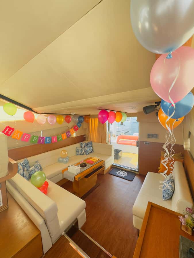 Dubai: Palm Jumeirah luxury private yacht Tour - Deck Comfort: Air-Conditioned Relief Without Losing the View