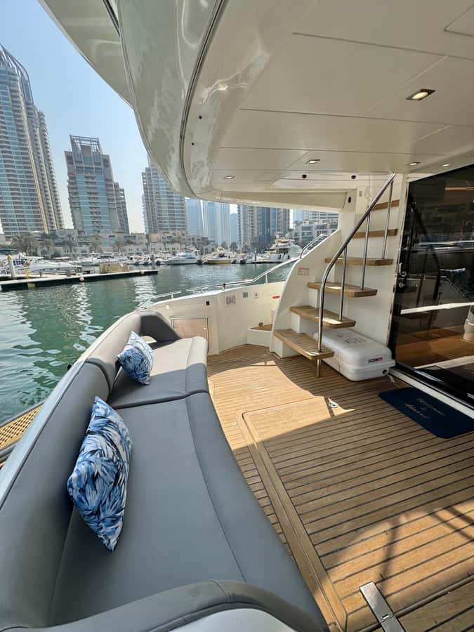 Dubai: Palm Jumeirah luxury private yacht Tour - Crew and Live Guide: The Human Part That Makes It Smooth