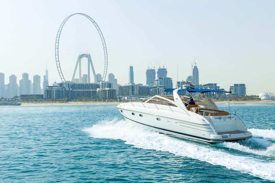 Dubai: Private Luxury Everest Yacht Cruise from Dubai Marina - Palm Jumeirah and Atlantis The Palm: where your photos get serious