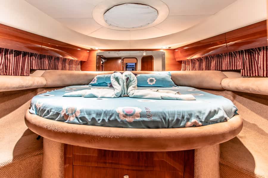 Dubai: Private Luxury Everest Yacht Cruise from Dubai Marina - What the crew does (and why it matters)