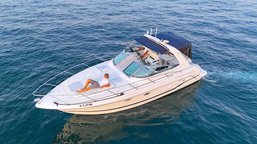 Dubai: Private Yacht Cruise for Unforgettable Memories - Landmark Photo Spots: Where the Crew Helps You Get the Angles