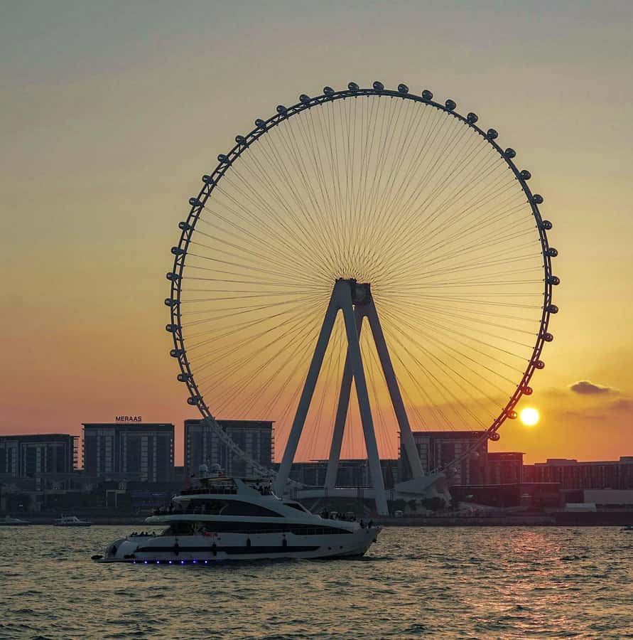 Dubai: Superyacht Experience with Live Music & Drinks - VIP option on Encore from 1 October 2025: live sushi, canapés, and higher-end drink vibes