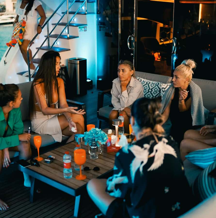 Dubai: Superyacht Experience with Party & Live DJ - Drinks and dinner: what’s included and what you can expect