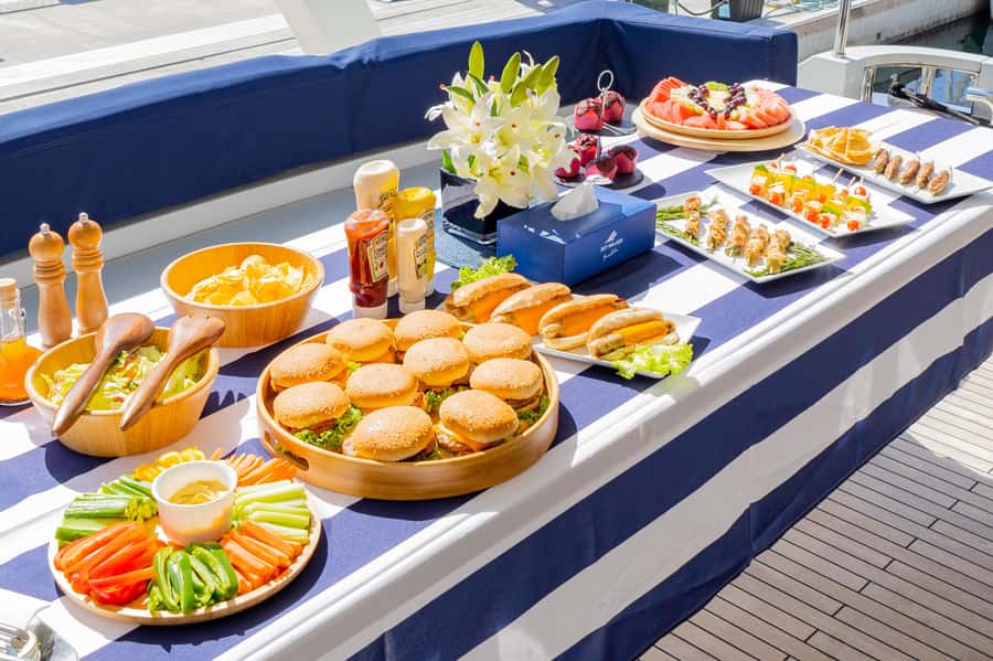 Dubai: The Luxury Yacht Tour with Live BBQ Option - BBQ and drinks: what’s included and what to expect