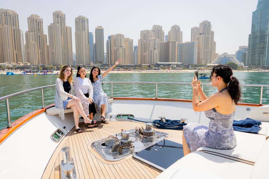 Dubai: The Luxury Yacht Tour with Live BBQ Option - Finding Dubai Harbour Yacht Club without stress