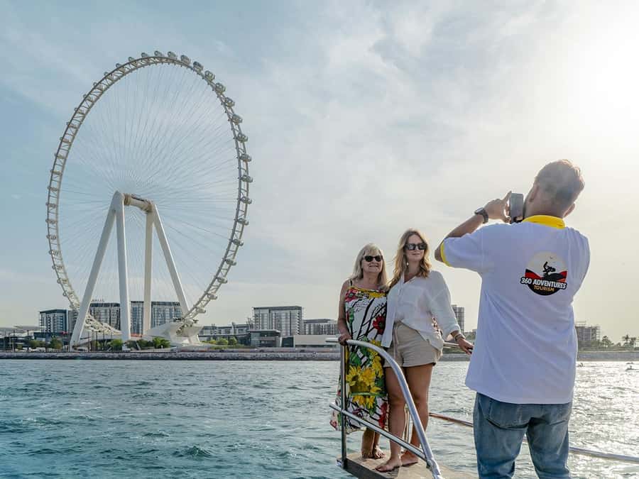 Dubai: The View At The Palm Ticket & 1.5 Afternoon Yacht - Hosts and photo help: a small detail that matters