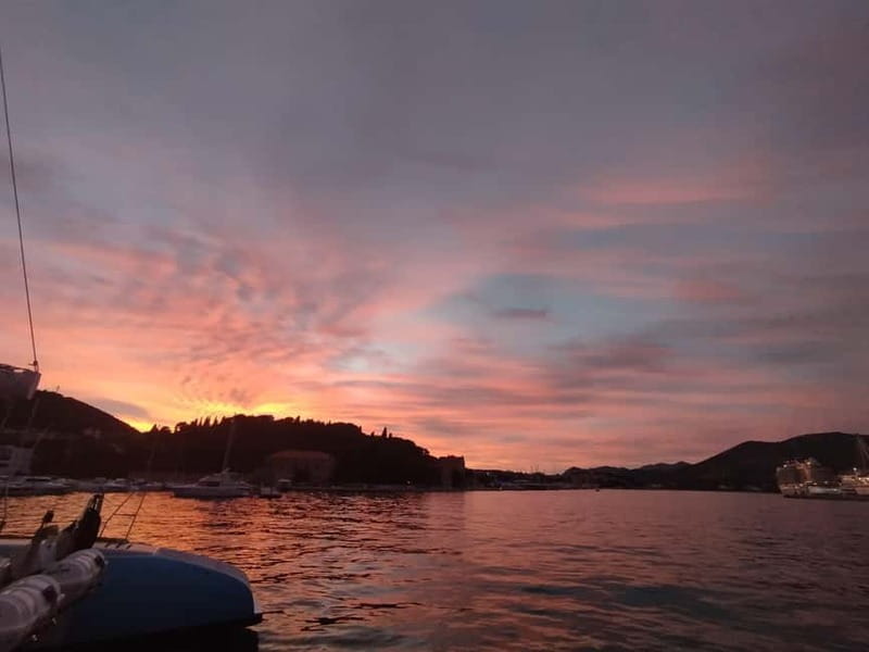 Dubrovnik: Sunset Catamaran Cruise with Sparkling Wine - Crew Service and Comfort: What Makes the Hour Feel Easy
