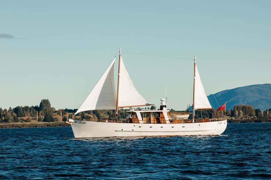 Evening Champagne Cruise on Historic 1935 Motor Yacht. - Your 90 minutes on Lake Te Anau: the flow of the cruise