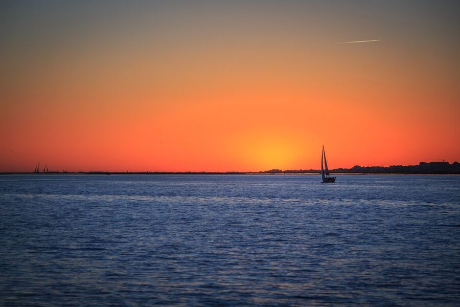 Faro: Ria Formosa Guided Sunset Tour by Catamaran - The viewpoint photo stop: where the sunset turns into reflections