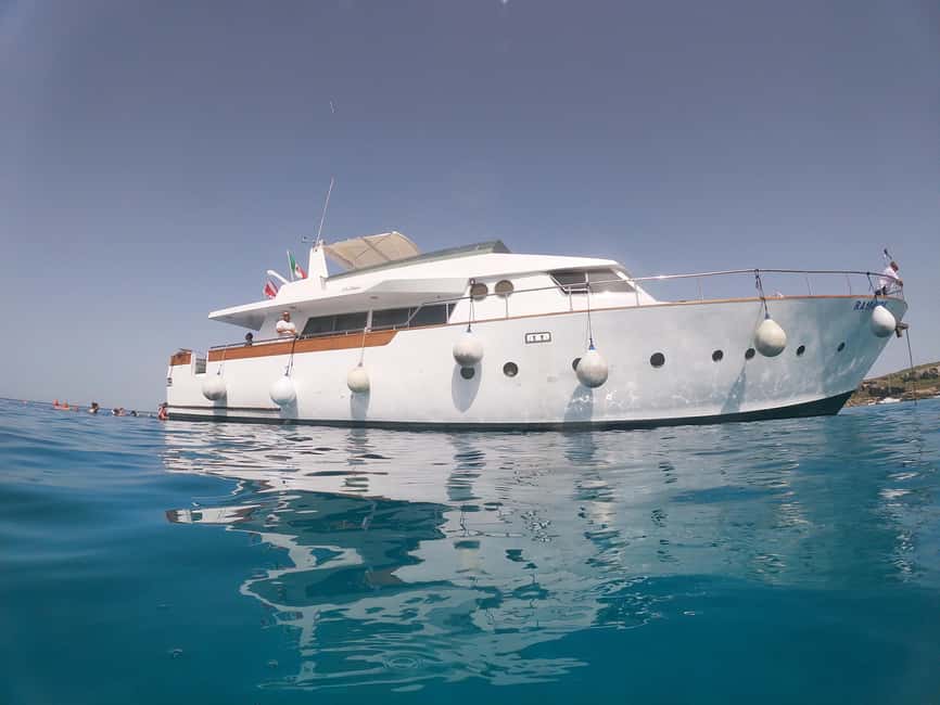 Favignana e Levanzo: tour condiviso Yacht Shalimar IV - Entering The Egadi Islands From Trapani By Yacht