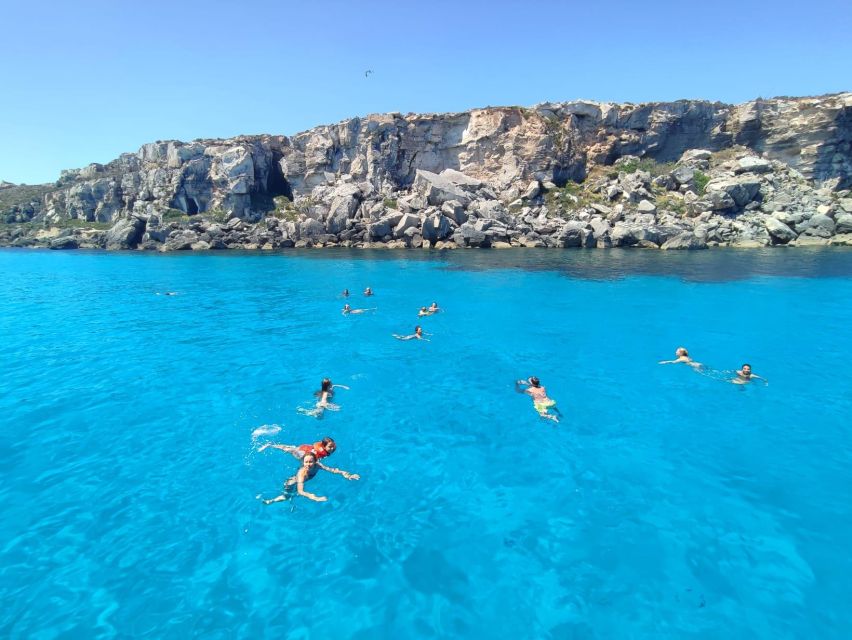 Favignana e Levanzo: tour condiviso Yacht Shalimar IV - Levanzo’s First Swim Stop: Quiet Water and Real Time
