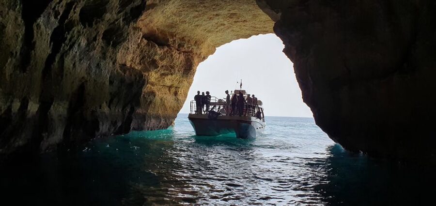 From Lagos: Benagil Caves Catamaran Cruise - The guides in Portuguese and English: what they add beyond directions