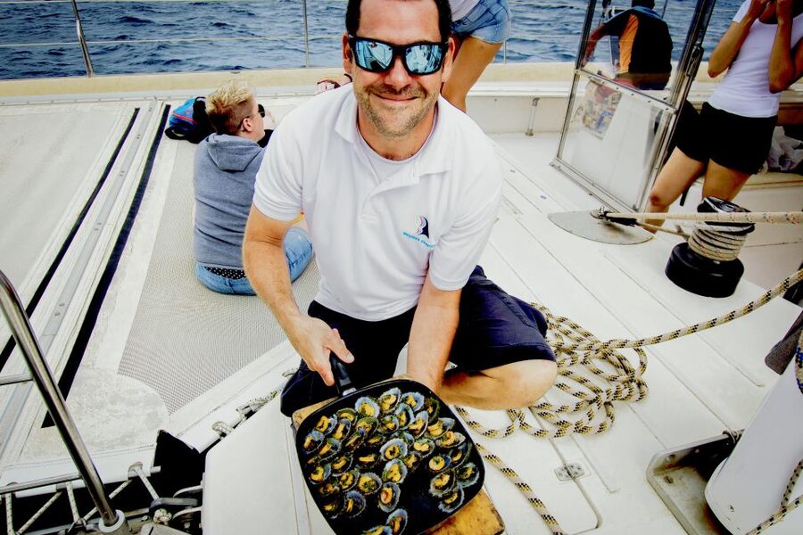 From Lanzarote: Sailing Day Trip Around La Graciosa - Drinks and lunch onboard: why it’s good value, not just a perk