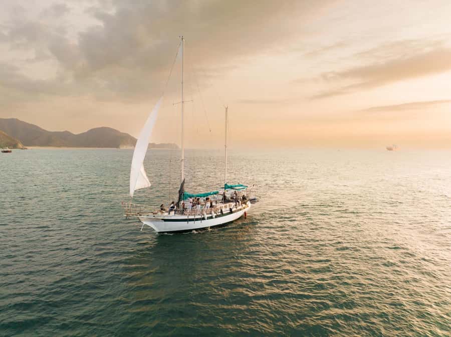 From Santa Marta: Sunset Sailboat Tour with 2 Beverages - What the 150 Minutes Look Like on the Water