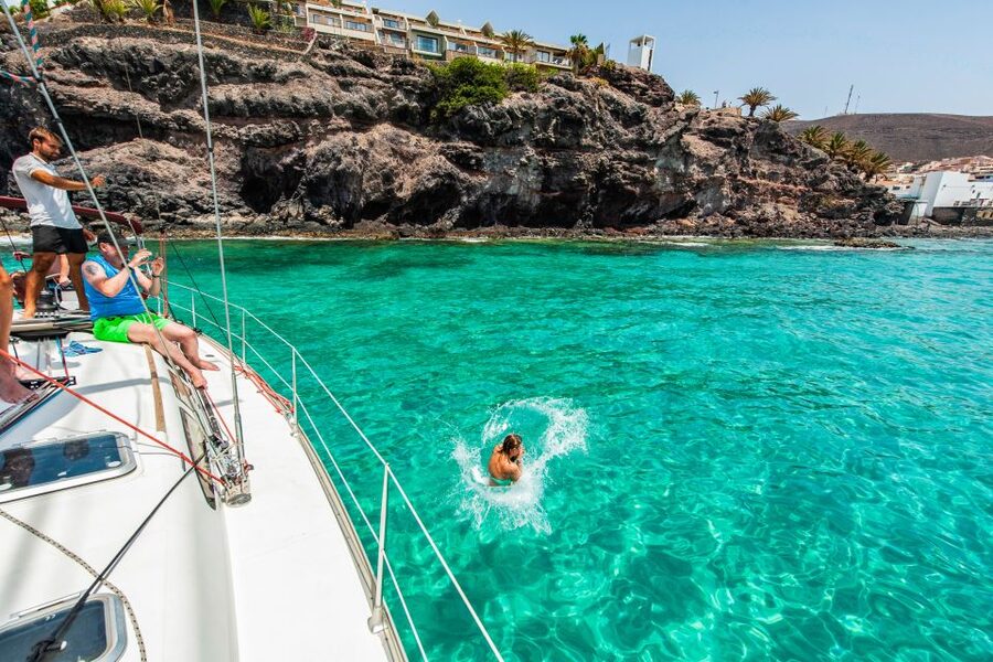 Fuerteventura: Sailing with Snorkeling and Dolphin Watching - Small yacht, big attention: how the crew makes the day work