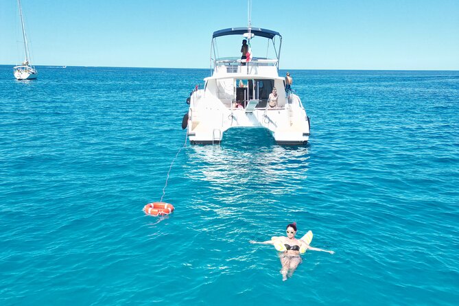 Full-day catamaran tour in Palermo: boat experience with lunch - Grotta della Regina: the sea cave final swim moment