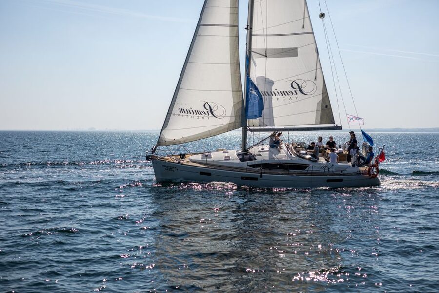 Gdańsk: Motlawa and Port yacht cruise with Welcome Drink - Seeing Ship Repairs in a Major European Shipyard