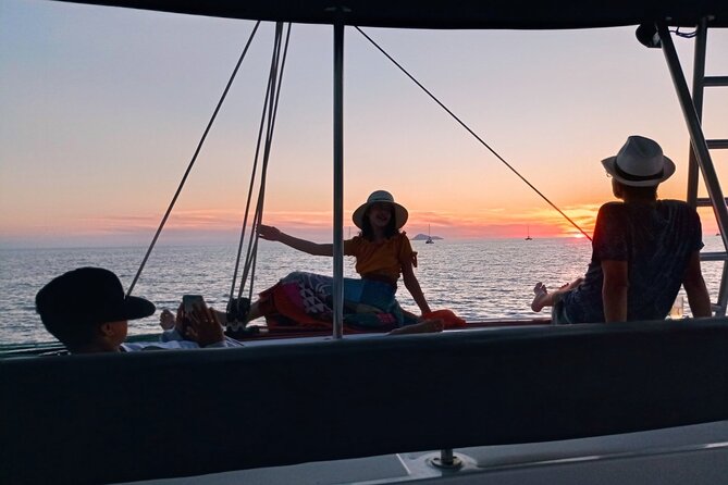 Half-Day Exclusive Catamaran Cruise in Santorini with Meal and Open Bar - Thirassia Island Meal and Snorkel Time: The Most Comfortable Segment