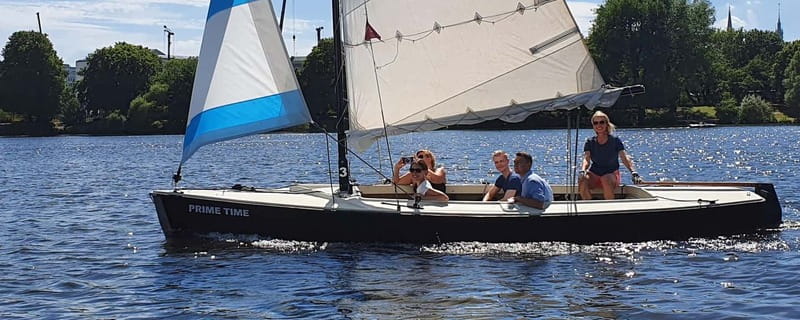 Hamburg: 1.5-Hour Sailing Sightseeing Tour on Aussenalster - Meeting the dock: how you’ll actually find your boat