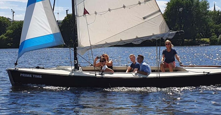 Hamburg: 1.5-Hour Sailing Sightseeing Tour on Aussenalster - The landmarks you’ll spot from the water (quirky and memorable)