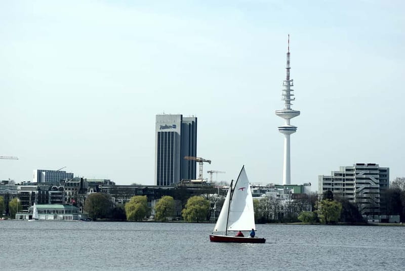 Hamburg: 1.5-Hour Sailing Sightseeing Tour on Aussenalster - What your 90-minute sailing day feels like
