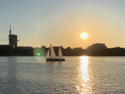 Hamburg: Alster River Sailboat Tour with Sundowner - Onboard the solid wood cutter: what 1 hour feels like