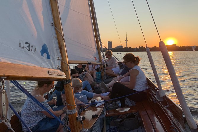Hamburg Small-Group Sunset Sailing Cruise on Lake Alster - Boarding at barca BOAT EVENTS: location tips that save time