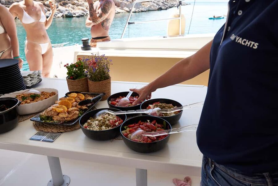 Hersonissos: Dia Catamaran Cruise with Lunch & Drinks - Cretan lunch onboard: light, local, and timed well