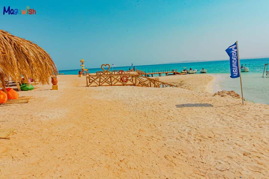 Hurghada: Elegance Yacht Cruise To Orange & Magawish island - Seafood lunch on the water: more than just a snack