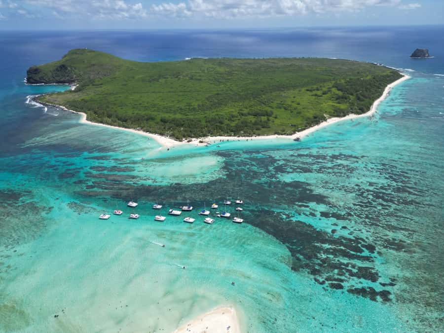 Ilot Gabriel: Catamaran Cruise & BBQ Lunch - Coin de Mire on the Return: Passing a Mountain in the Sea