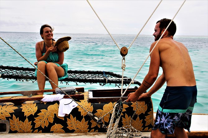 Introduction to sailing and discovering the lagoon - Lagoon stops: sandbanks, motus, rays, and submerged tiki