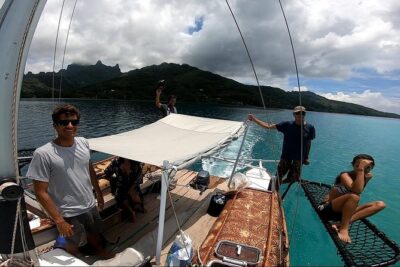 Introduction to sailing and discovering the lagoon - Getting hands-on: the ancestral gestures you’ll actually try