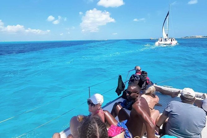 Isla Mujeres Premium Catamaran Tour with transportation from Playa del Carmen - Lunch buffet and the open bar: this is the easy win