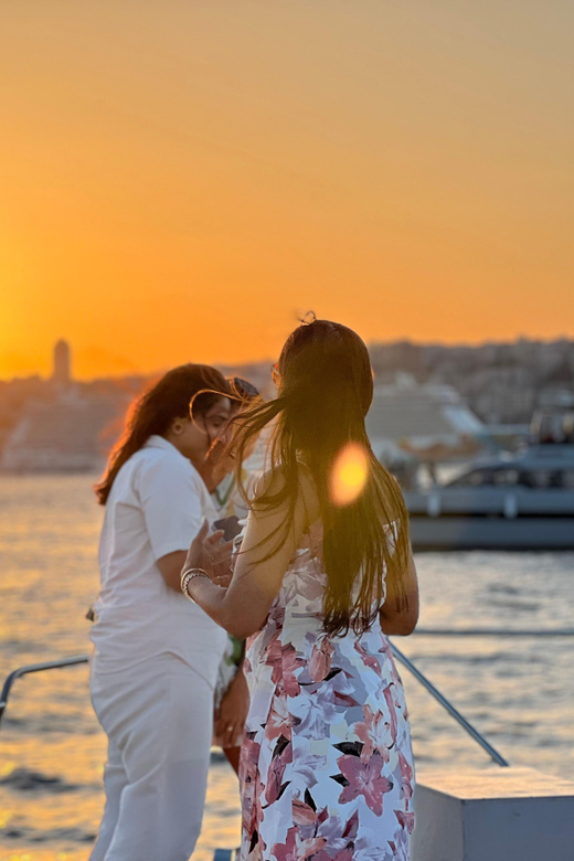 Istanbul: Bosphorus Sunset Cruise on a Luxury Yacht - Palaces on Both Sides: Küçüksu and Beylerbeyi at Night