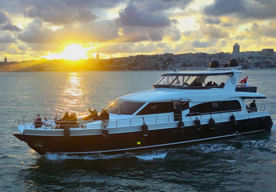 Istanbul: Bosphorus Sunset Yacht Cruise with Live Guide - Beylerbeyi Palace and Üsküdar: The Asian Side Starts to Glow
