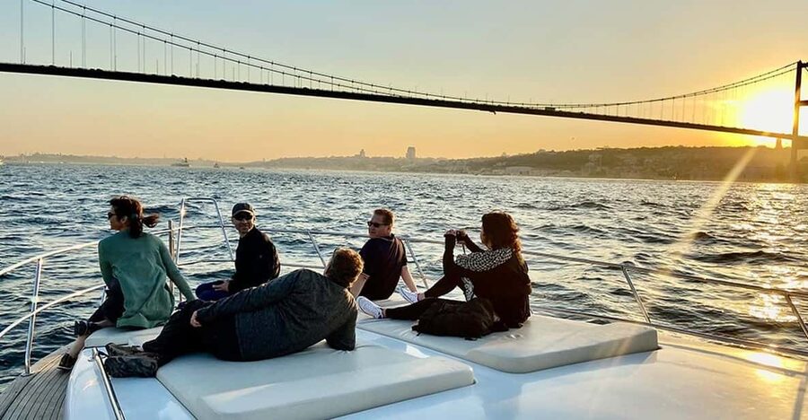 Istanbul: Bosphorus Yacht Cruise at Sunset with Snacks - Key moments worth planning around