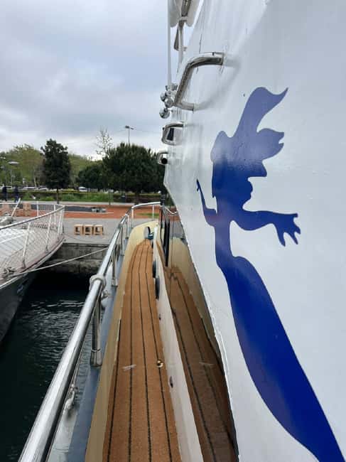 Istanbul: Bosphorus Yacht Cruise with Golden Horn View - Tea, cookies, and the comfort factor at sea