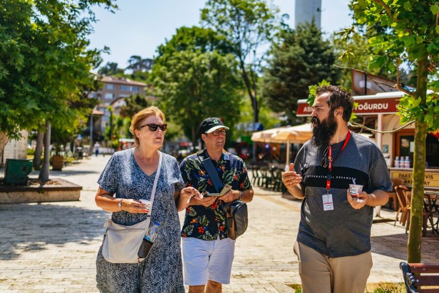 Istanbul: Bosphorus Yacht Cruise with Stopover on Asian Side - Itinerary pacing: why the 5-minute stops feel right on a yacht