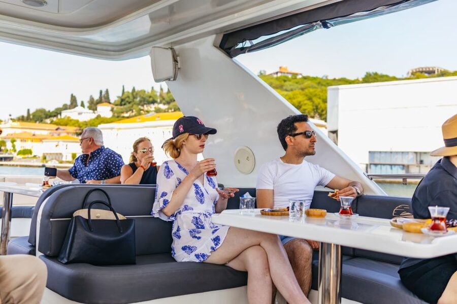 Istanbul: Bosphorus Yacht Cruise with Stopover on Asian Side - Rumeli Fortress and the fortress-and-palace rhythm on both coasts