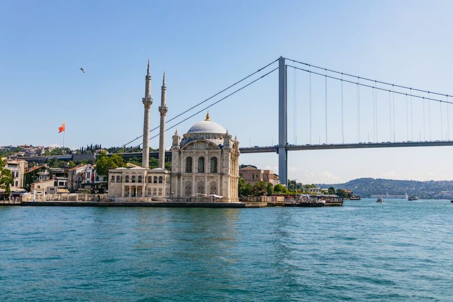 Istanbul: Bosphorus Yacht Cruise with Stopover on Asian Side - Comfort, service, and included snacks: what you actually get with the price