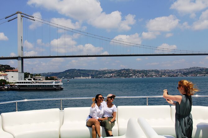 Istanbul Bosphorus Yacht Experience – Asian Side Visit in Kanlica - Kanlıca yogurt: how to make the most of the short stop