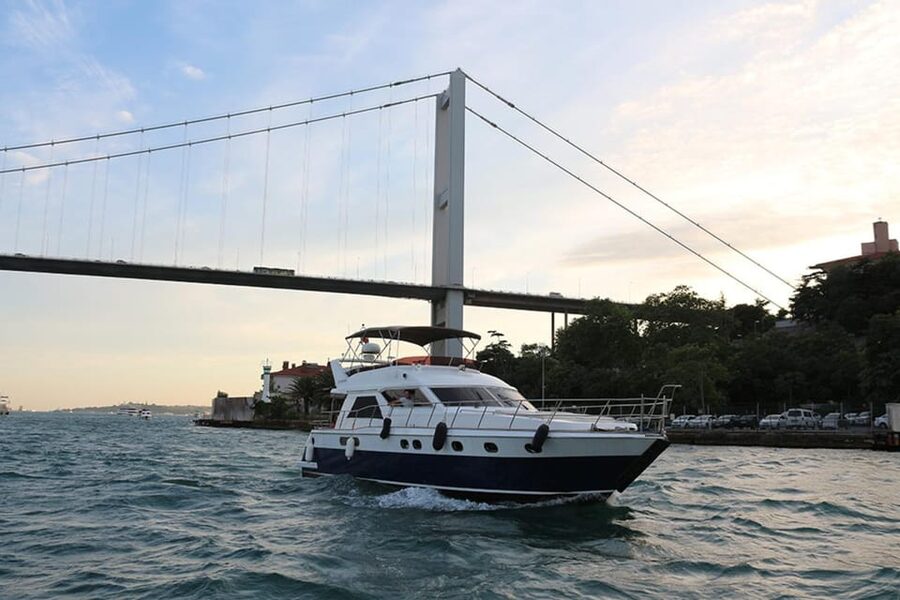 Istanbul: Luxury Yacht Tour at Sunset w Snacks - Getting to the boat: Kabataş is the simple starting point
