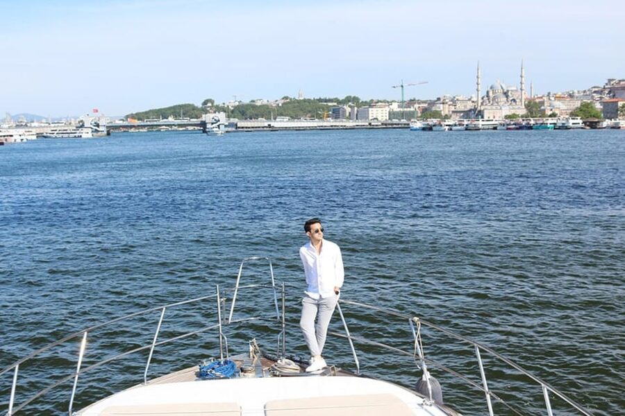 Istanbul: Luxury Yacht Tour at Sunset w Snacks - What you’ll see: sailing between Europe and Asia